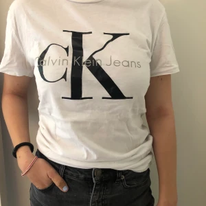Calvin Klein T-shirt - En perfekt sommar t-shirt, i storleken S. 