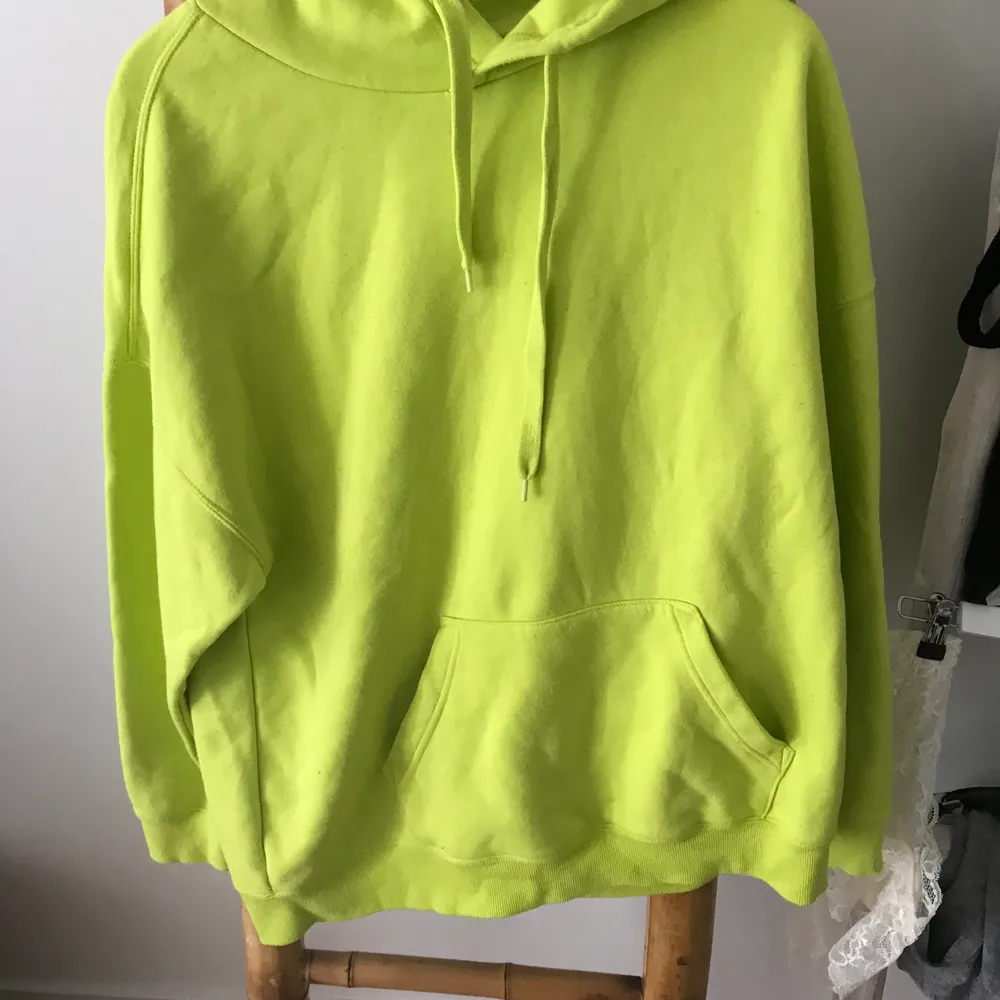 Gul/ lime gul  hoodie storlek XL men passar L också, hoodien är i bra skick lite knoprig men det ser man knappt. Köpt på Carlings(Frakten ligger runt 44kr)👑✌🏻. Hoodies.