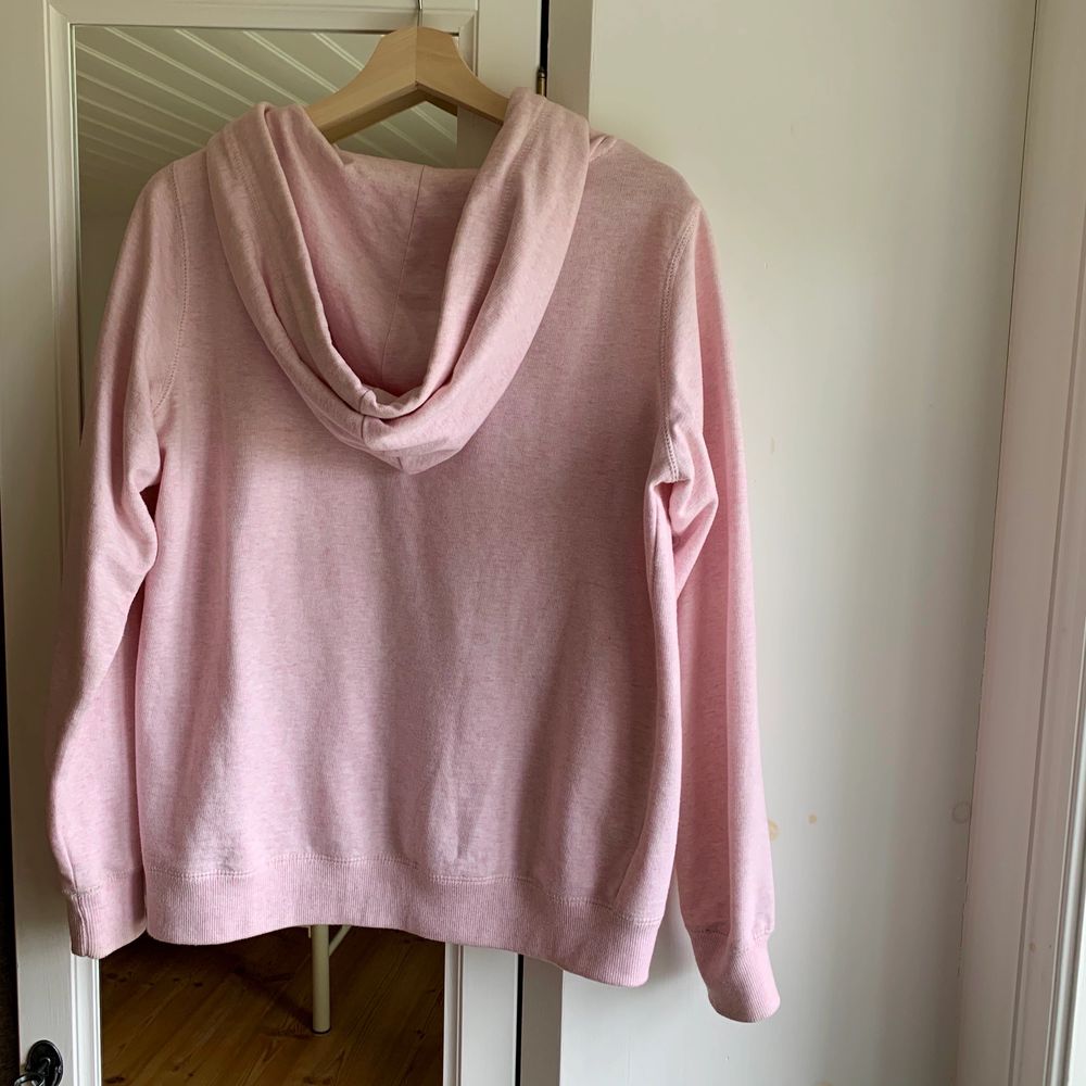 En jättefin rosa hoodie i storlek 40 (L). Jätte mysig med en stor luva💞 frakt tillkommer. Huvtröjor & Träningströjor.