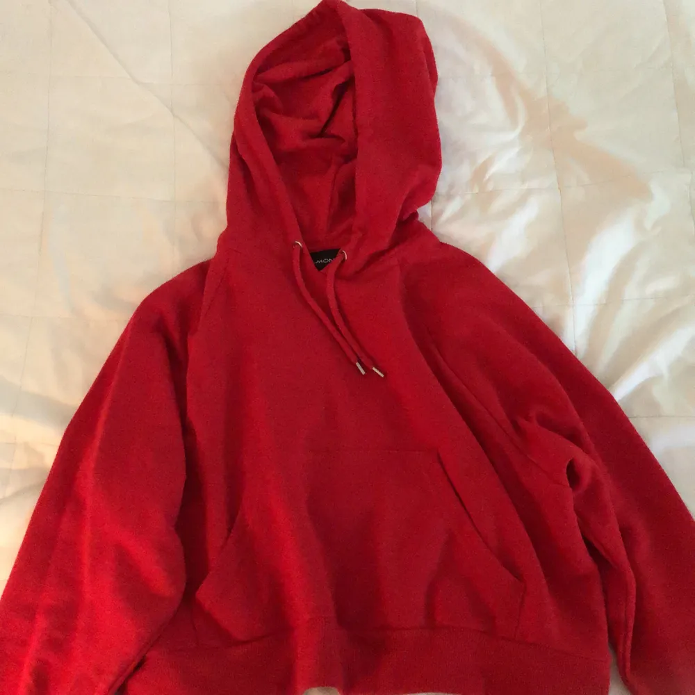 En röd lite kortare hoodie från monki!🥰🥰 köpare står för frakt🥰. Hoodies.