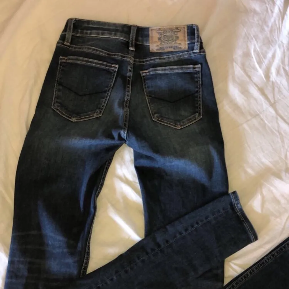 Jättesnygga slim fitt jeans från Crocker! Byxorna är aldrig använda då de var försmå när jag beställde hem de. Byxorna är små i storleken och passar därmed en XS. Ordinarie pris : 699 - mitt pris: 100+ frakt 🌟. Jeans & Byxor.