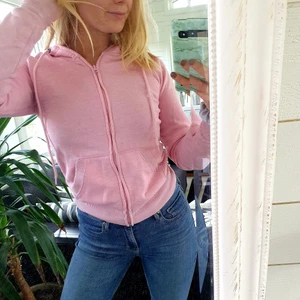 Rosa hoodie - Rosa hoodie som har snygg tajtare passform. Färgen är mer korrekt på första bilden. Passar xs- s 
