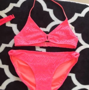 Rosa bikini set  - Rosa bikini set: - Stl. 158/164 - I bra skick - Nästintill aldrig använd- bara testats - Bra kvalitet, med spets  - Pris: 130kr + frakt