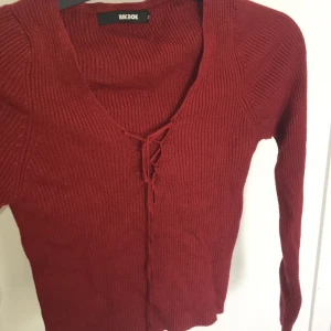Tröja - •En snygg tröja i mörkröd färg.                              •Köpt från Bik bok. Använd men ff i bra skick.     •Frakt ingår.