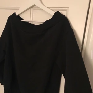 Svart off shoulder tröja  - Svart off shoulder tröja  Passar oxå S/M Frakten ingår i priset! 