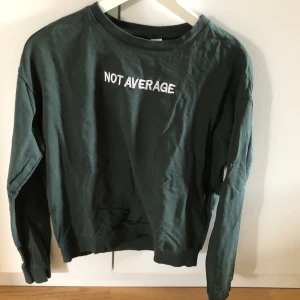 Lång ärmad tröja  - Denna långärmade tröja kommer från H&M och är i storlek S. Den gröna färgen visas bäst på dom första bilderna. Använd ett par fåtal gånger.