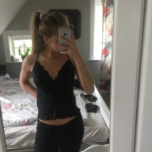 Svart linne - Köpt i USA. Använt fåtal gånger. Kors i ryggen.