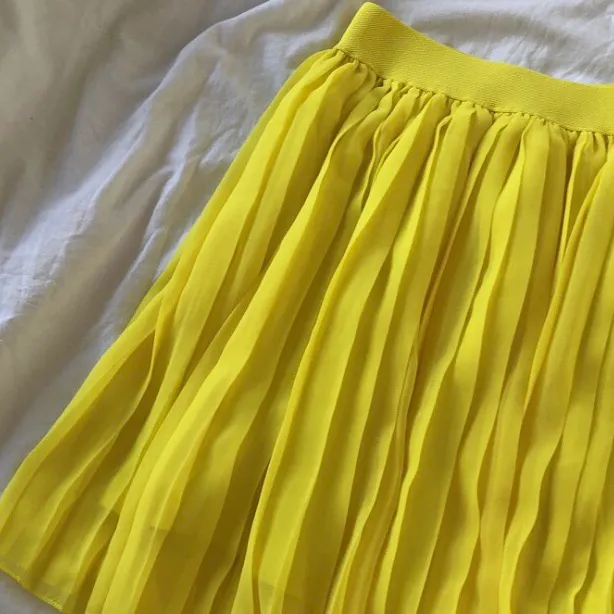 Supersöt gul plisserad kjol från NA-KD! Inte använd mer än 5 gånger, alltså i jättebra skick, i stort sätt som ny! Storlek XXS men eftersom det har ett resorband i midjan passar den även XS. 🌼. Kjolar.