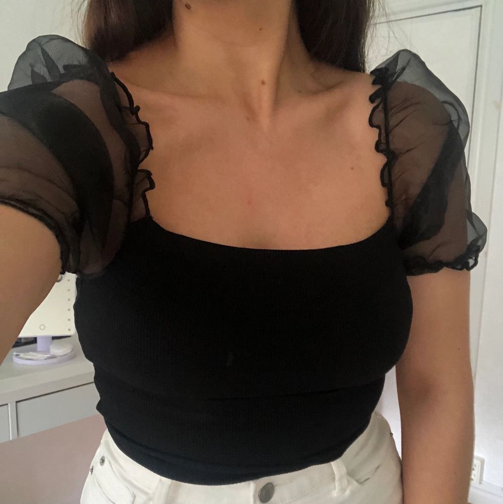 Supersöt organzatop med puffärm. Fin till både vardags och fest. Helt oanvänd med prislapp kvar, köpt på ASOS och är slutsåld på hemsidan. Säljer för 140kr eller högsta bud. Köparen står för frakten. Önskas fler bilder är det bara att hojta till!!🌸. Toppar.