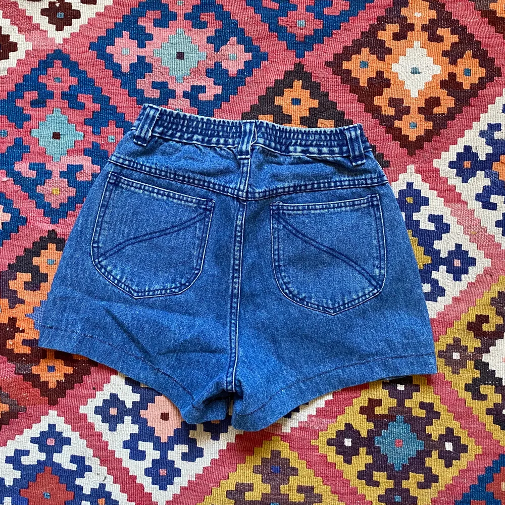 Skitsnygga shorts från 70-talet. Säljer för de är alldeles för små. Står att det är storlek 38 men skulle säga att de är mer likt 36. Frakt tillkommer :). Jeans & Byxor.