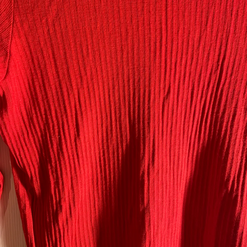 Fint skick, använd 1 gång, långärmad röd tröja från Monki! Så fin varm röd färg :-). Toppar.