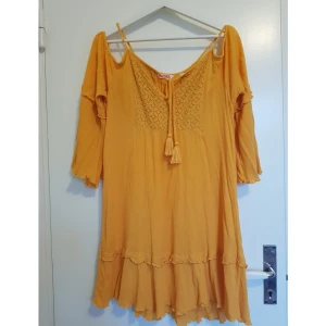 Sommmarklänning  - Somrig klänning från Indiska. Väl använd men i fint skick! Öppen vid axlen.