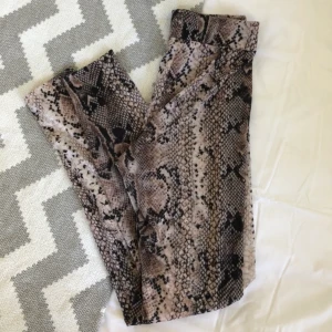 Tights - Tights med ormskinnsmönster från nakd i fint skick.