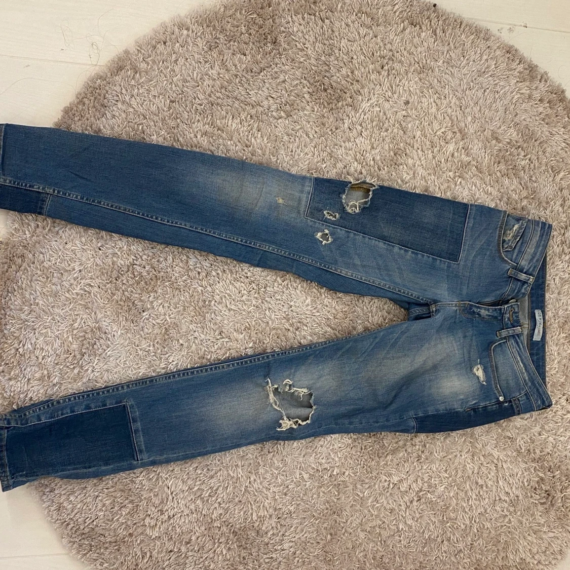 Slitna jeans med detaljer  - 91