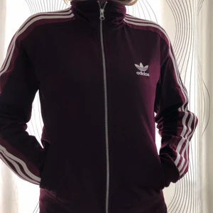 Adidasjacka  - Adidas Originals 90s collection jacka, nypris 850 kr. Använd några få gånger/nyskick, ganska liten i storleken. Budgivning med start på 100kr🌟