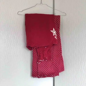  - Jättefint rött pyjamasset med stjärnor på! Frakt tillkommer om det ska skickas!