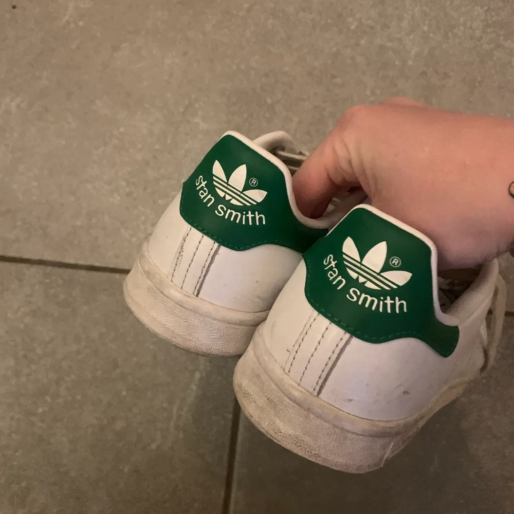 Adidas skor i modellen stan smith, köpte för cirka 1 årsedan. Storlek 39. Kommer tvätta dem innan dem fraktas. Pris diskuteras. . Skor.