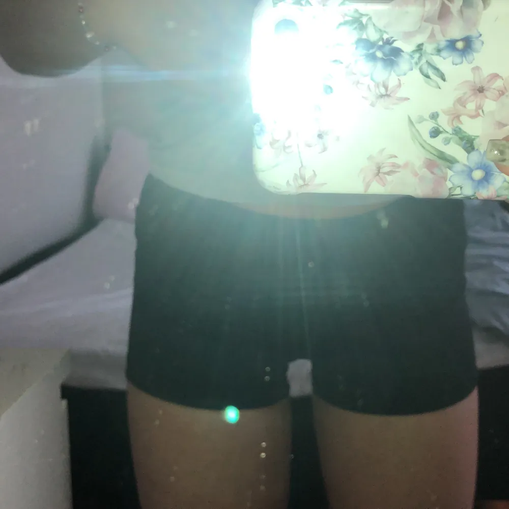  Säljer dessa fina tränings shorts. använd ca tre gånger, mycket bra skick❤️. Shorts.