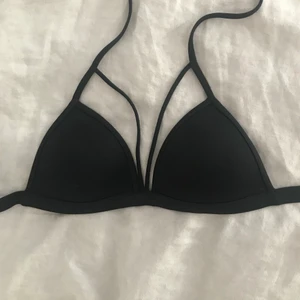 Victorias secret bikiniöverdel - Fin bikiniöverdel från Victorias secret. Köpt för några år sedan i London men är väldigt sparsamt använd därav väldigt bra skick! 💘🌻☺️