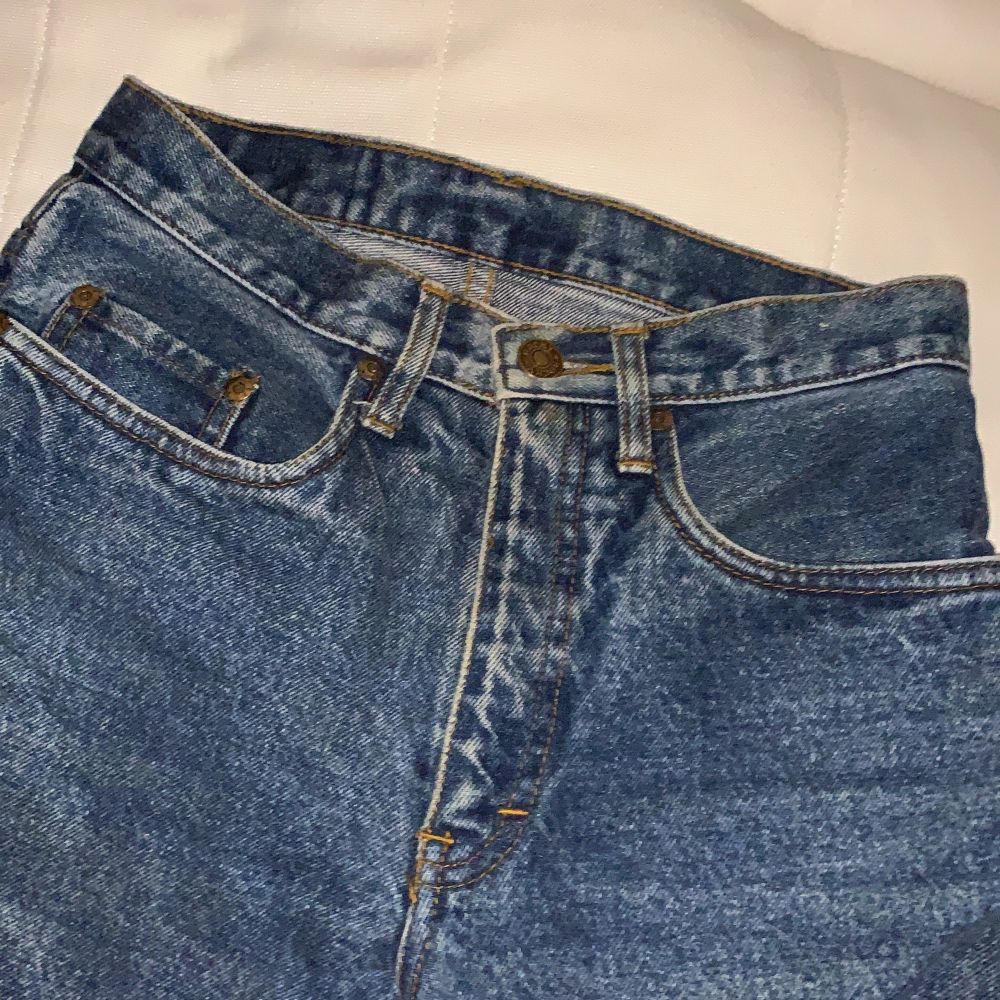 Raka mom jeans. Använd men ganska fint skick. Den formar kroppen~ säljer den för att den är för liten för mig. Kan skicka bättre bilder!. Jeans & Byxor.