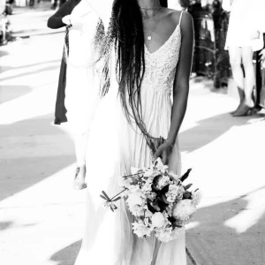 Underbar klänning, prislapp kvar ($167) - Säljer underbar och oanvänd klänning. Helt bortglömd i garderoben och ihågkommen genom VOUGE’s artikel av Elaine W bröllop i NYC. Har storlek XS-S i vanliga fall. Passar alla storlekar och faller fint i ryggen. Hoppas den kan glädja någon ny ägare! :)