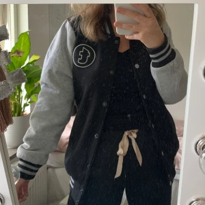 Baseball jacka  - Säljer en snygg och trendig baseball jacka. Aldrig använd och är i helt nyskick. 