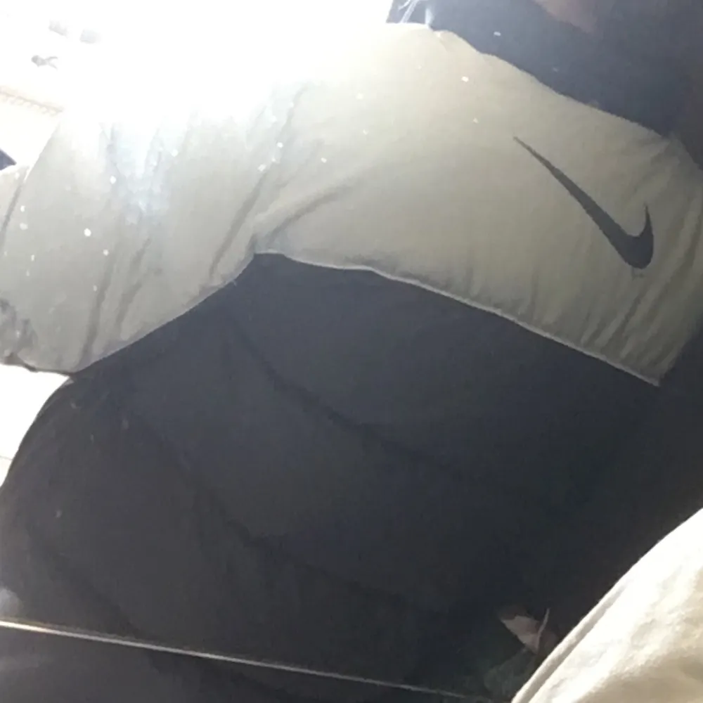 Puffer från Nike i pojkstorlek men som passar en storlek XS - M. Stor nikelogga på ryggen. En favorit! . Jackor.
