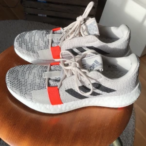 Adidas BOOST  - Helt nya tränings eller till vardags sneakers! Har endast provats när jag fick dom men hade redan liknande! Storlek 40 men jag har egentligen 39 så de är lite små i storleken då de passar mig!