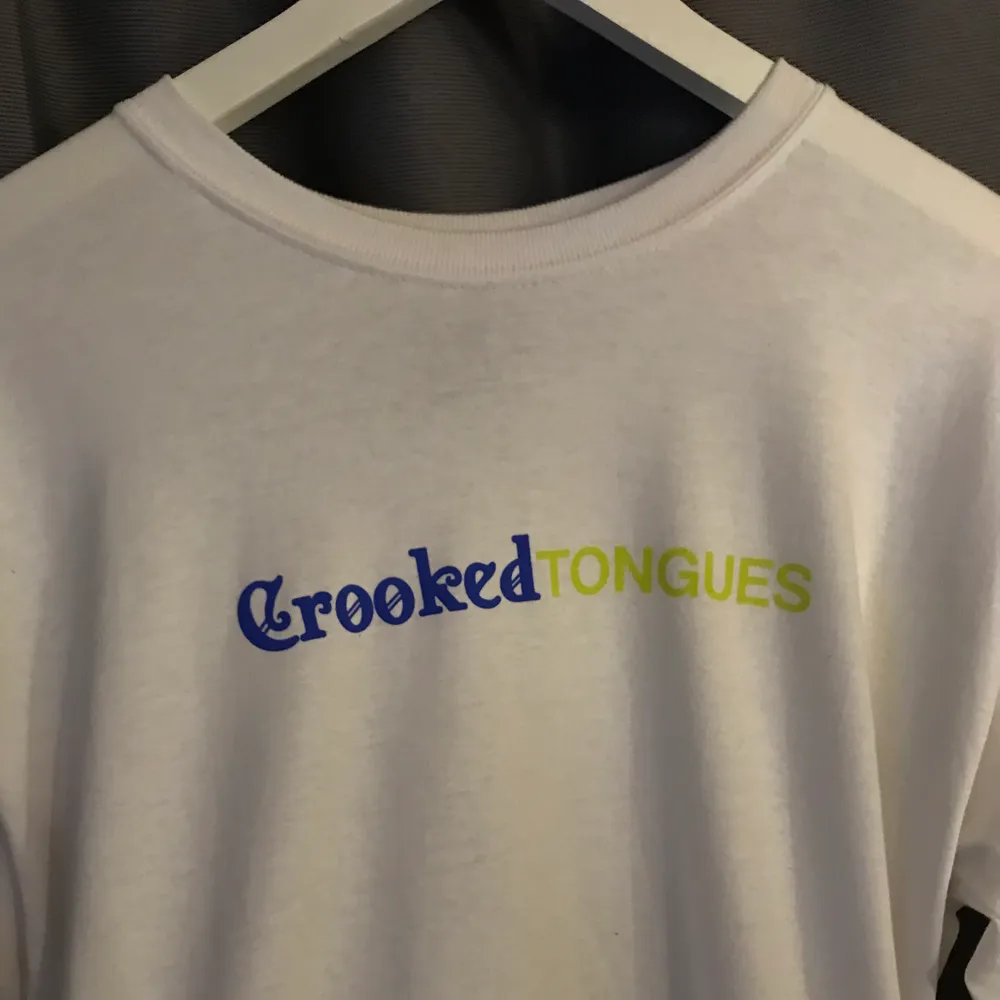 Långärmad Crooked tounges tröja som endast är testad men aldrig använd. Storleken är S men skulle snarare säga att den är som en M. Coolt tryck på baksidan och ganska lång passform. Frakt tillkommer 📦 . Toppar.