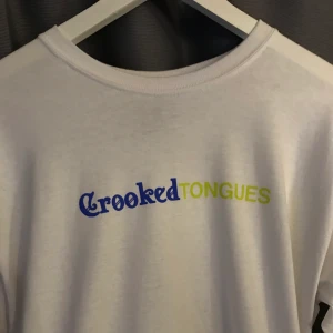 Crooked tounges tröja  - Långärmad Crooked tounges tröja som endast är testad men aldrig använd. Storleken är S men skulle snarare säga att den är som en M. Coolt tryck på baksidan och ganska lång passform. Frakt tillkommer 📦 