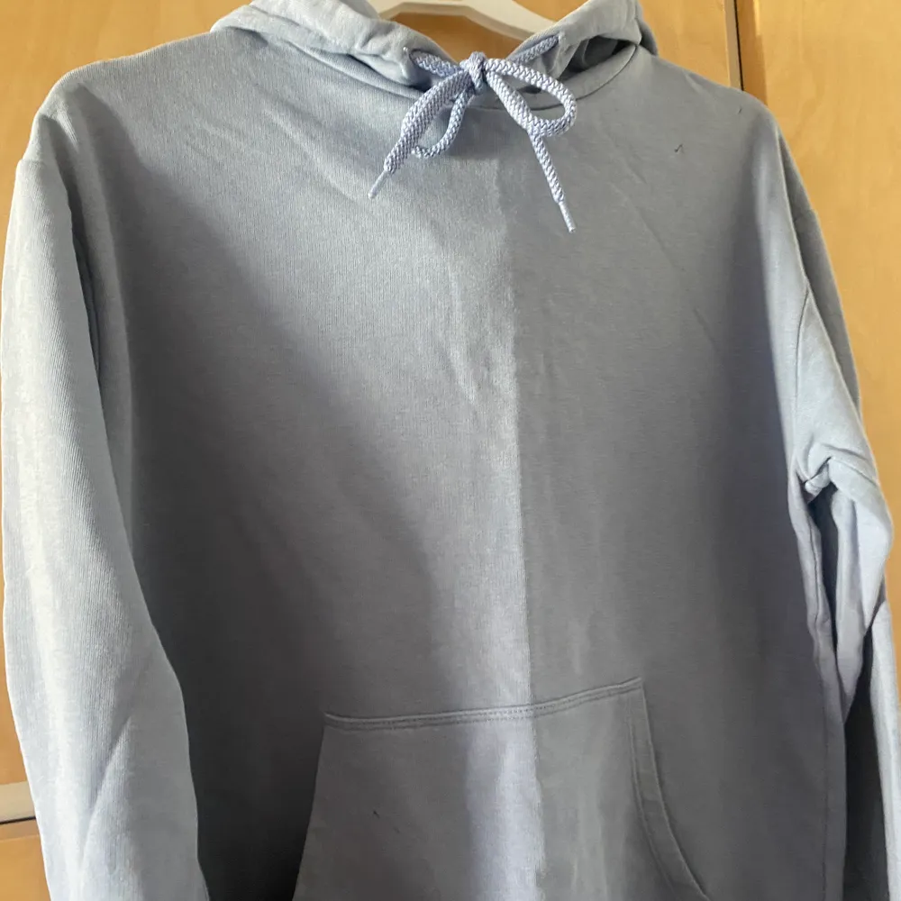 Ljusblå hoodie från Cubus, storlek XS, köparen står för frakt som tillkommer, endast swish. Hoodies.
