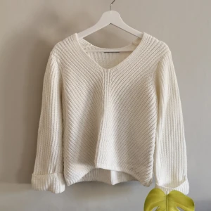 Stickad tröja från Gina Tricot - Stickad tröja från Gina Tricot, breda uppvikta ärmar, nästan aldrig använd. Köparen står för frakt. 