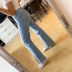 Säljer helt nya Zara jeans i strl 38. Kund står för frakt💕