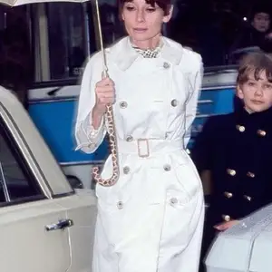 exklusiv studio F designerklänning som påminner om Audrey Hepburns trench ✨ kan mötas i Enköping/Uppsala eller frakta ❣️ skriv för fler bilder✨ utgångspris är 250 men buda buda. Klänningens värde är flera tusen)