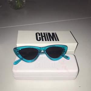 Helt nya och oanvända solglasögon från chimi. solglasögonpåse, putsduk, ett fodral och lådan medkommer. Nypris 999kr
