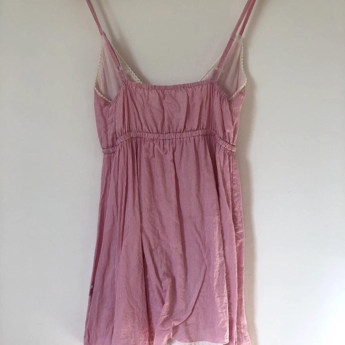 Somrig klänning med spets i underkant - 91