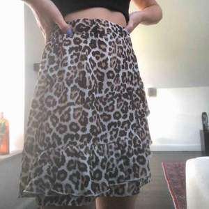 säljer min jättefina leopard kjol 💕💕 passar mig perfekt i storleken som är ca 162 cm!!! köpare står för frakt