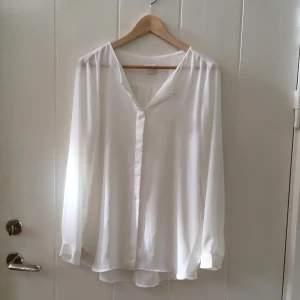 Blus - Vit blus från vero Moda, superskön & sval att ha på sommaren!!🌸