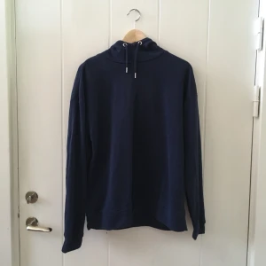 Hoodie  - Navy superskön hoodie med luva och lite högre krage, finns även i vit & svart💙🤍🖤