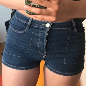 Jeansshorts - Jeansshorts med tydliga sömmar. Väldigt bekväma. Tyvärr för små för mig.