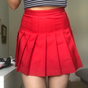 Tenniskjol - Klassisk tennis skirt från American Apparel, väldigt 90/00-tal! strl M men de är små i storlekarna. Endast testad men annars oanvänd💕