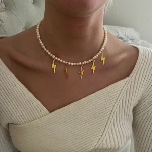 Blixthalsband - Skitballt blixthalsband med sötvattenspärlor⚡️ för mer smycken checka in min insta @bonanza.jewels