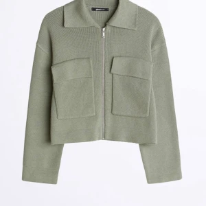 Grön Ginatricot kofta - Supertrendig grön kofta från ginatricot. Använd 1 gång men är i nyskick. Storlek S. Nypris 450kr. Köparen står för frakten!