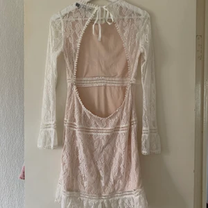 Spetsklänning  - Supersöt klänning i spets med öppen rygg ✨  Frakt tillkommer på 50kr