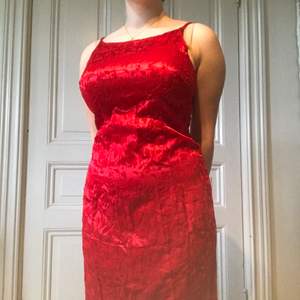 Vacker röd balklänning med blommönster. Min syrra köpte den på beyond retro till sin klass bal och den är i fint skick (dragkedjan kan dock vara lite krånglig ibland).