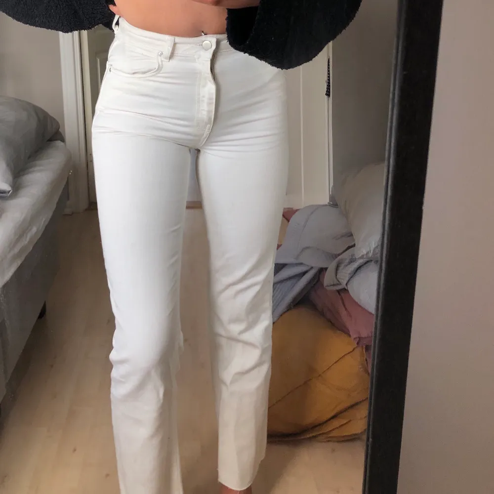 Jätte snygga vita jeans från Emma ellingsens kollektion med nakd! De är helt slutsålda, 🥰 jag är 170. Jeans & Byxor.