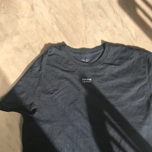 Oversize t-shirt från Urban outfitters - Nice svart tisha med tryck baktill och framtill med oversize fit. Storlek M. Frakt 30 kr