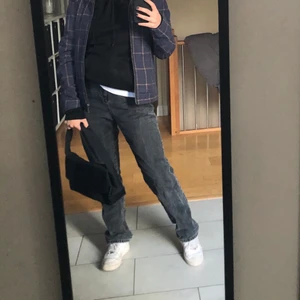 Rutig jacka - Skitsnygg rutig jacka. Funkar super på lite kallare kvällar💜💛💜