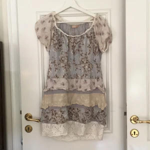 Off shoulder Klänning - Blå och Blommig off shoulder klänning. Passar nog de flesta tonåringar och vuxna 