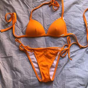 En helt oanvänd orange fin triangulär bikini av free society. Säljer för att den va för liten vid köp men inte gick att returnera. Tjockare material vid kuporna, med fastare form. Knytband vid både över och underdel. Går att köpa endast överdel om önskat.